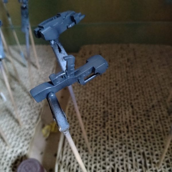 次はフレームと武器の塗装を終わらせました！これらも後からウェザリングつもりでの塗装です！😄次はガンダムの色物パーツの塗装して行きます！😀（3枚目）