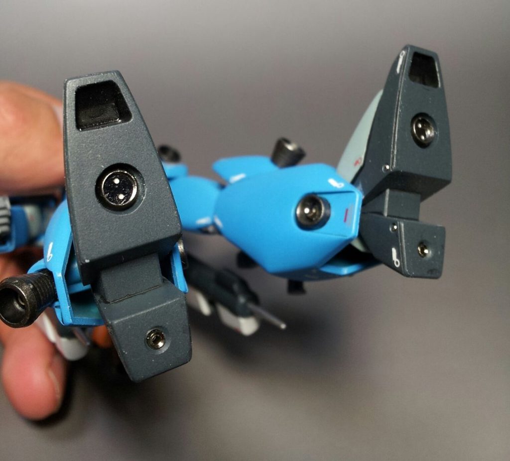 足裏は肉抜きを埋め、メタルパーツでディテールアップ。