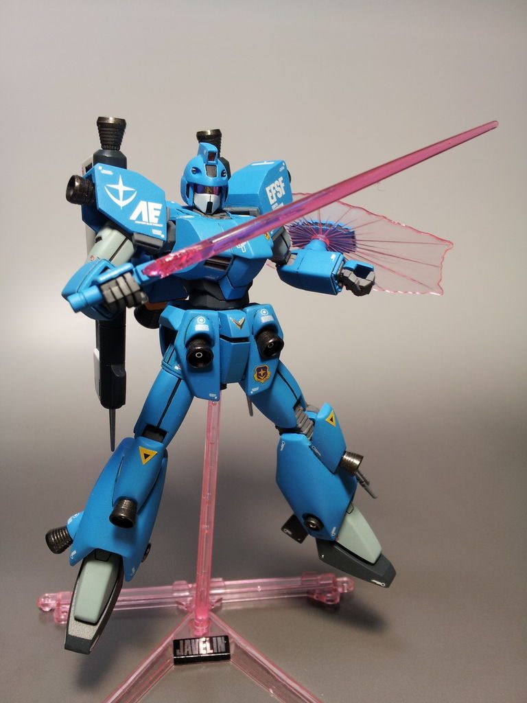 サーベルはHGUC Vガンダムから。ビームシールドは基部をキット腕から切り取り、移植。シールド自体はキットのまま。旧キットVガンダムシリーズはスタンドが付くのが、当時は嬉しかったものです。