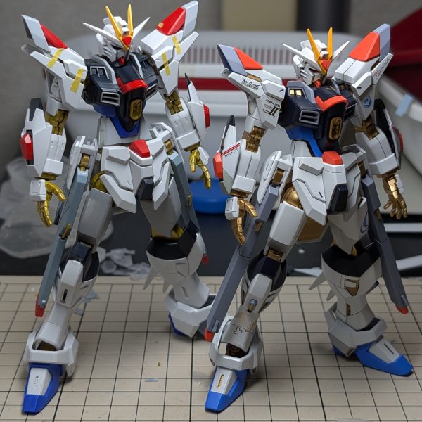 現在、マイティーストライクフリーダムを制作中なのですが、キットを2つ買ったので、余りパーツでストフリ二式を作ってみようと思い、本体だけひとまず組み立ててみました。プロポーション変更は行っておらず、肩と脚サイドを彫って金のチラ見せを行ったくらいで、ほぼキットのままです。デカールは相変わらず自作です。ドラグーンと細かいデカールは、また後日（7枚目）