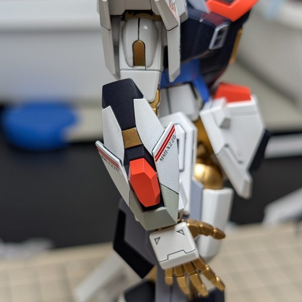 現在、マイティーストライクフリーダムを制作中なのですが、キットを2つ買ったので、余りパーツでストフリ二式を作ってみようと思い、本体だけひとまず組み立ててみました。プロポーション変更は行っておらず、肩と脚サイドを彫って金のチラ見せを行ったくらいで、ほぼキットのままです。デカールは相変わらず自作です。ドラグーンと細かいデカールは、また後日（3枚目）