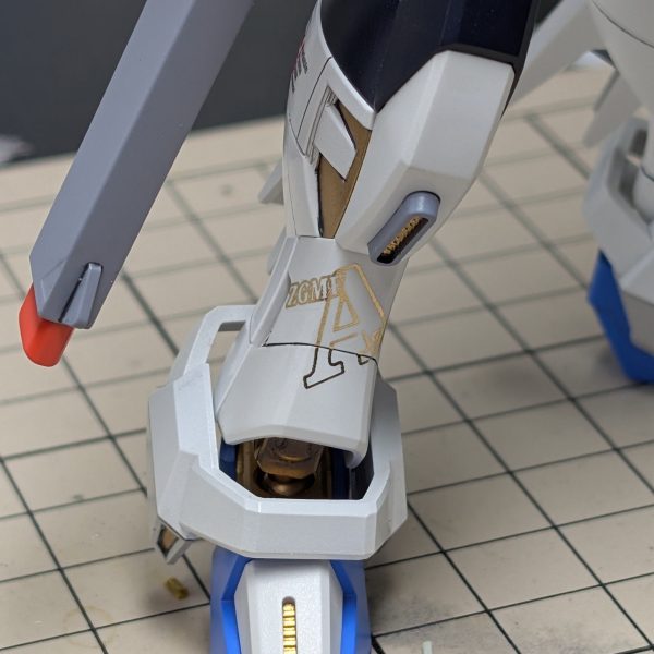 現在、マイティーストライクフリーダムを制作中なのですが、キットを2つ買ったので、余りパーツでストフリ二式を作ってみようと思い、本体だけひとまず組み立ててみました。プロポーション変更は行っておらず、肩と脚サイドを彫って金のチラ見せを行ったくらいで、ほぼキットのままです。デカールは相変わらず自作です。ドラグーンと細かいデカールは、また後日（5枚目）