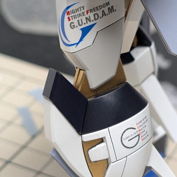 現在、マイティーストライクフリーダムを制作中なのですが、キットを2つ買ったので、余りパーツでストフリ二式を作ってみようと思い、本体だけひとまず組み立ててみました。プロポーション変更は行っておらず、肩と脚サイドを彫って金のチラ見せを行ったくらいで、ほぼキットのままです。デカールは相変わらず自作です。ドラグーンと細かいデカールは、また後日（2枚目）