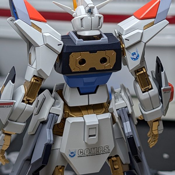現在、マイティーストライクフリーダムを制作中なのですが、キットを2つ買ったので、余りパーツでストフリ二式を作ってみようと思い、本体だけひとまず組み立ててみました。プロポーション変更は行っておらず、肩と脚サイドを彫って金のチラ見せを行ったくらいで、ほぼキットのままです。デカールは相変わらず自作です。ドラグーンと細かいデカールは、また後日（6枚目）