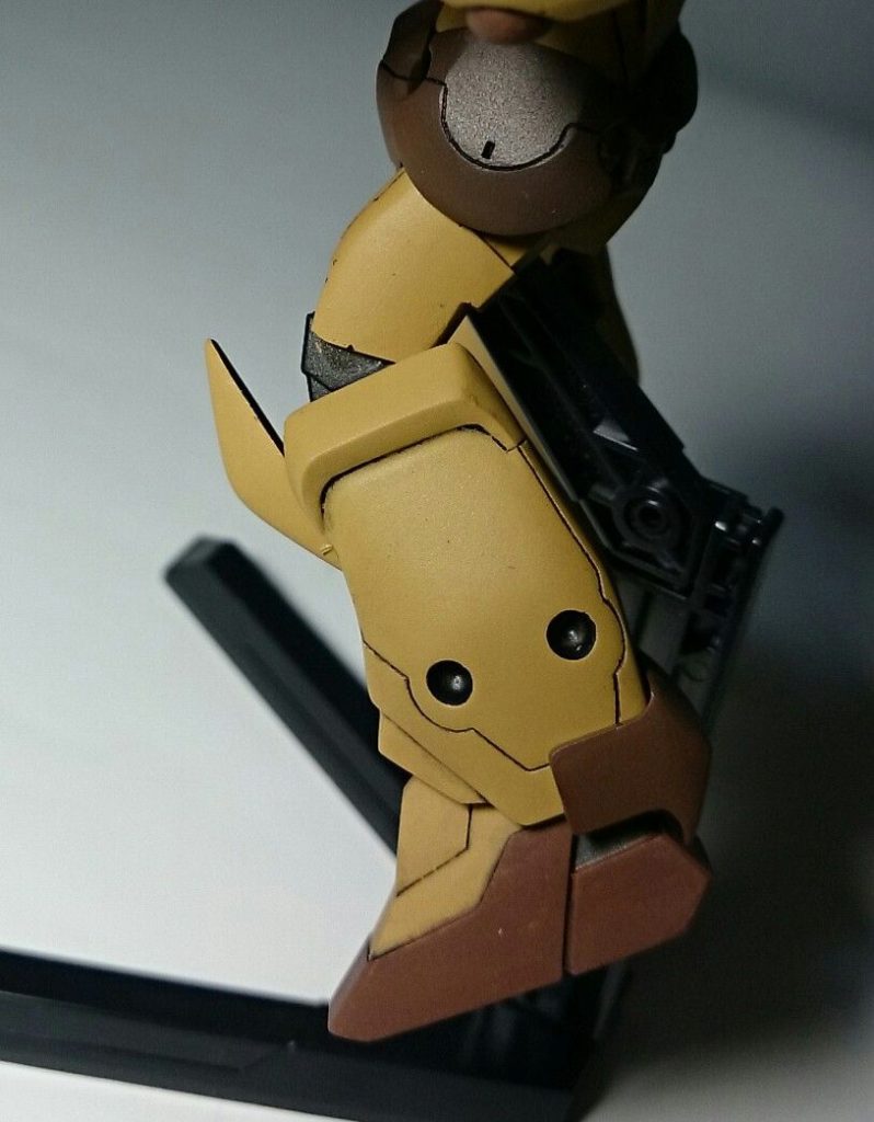 腰部フレームと太もも、膝関節までをHGAWガンダムXから流用