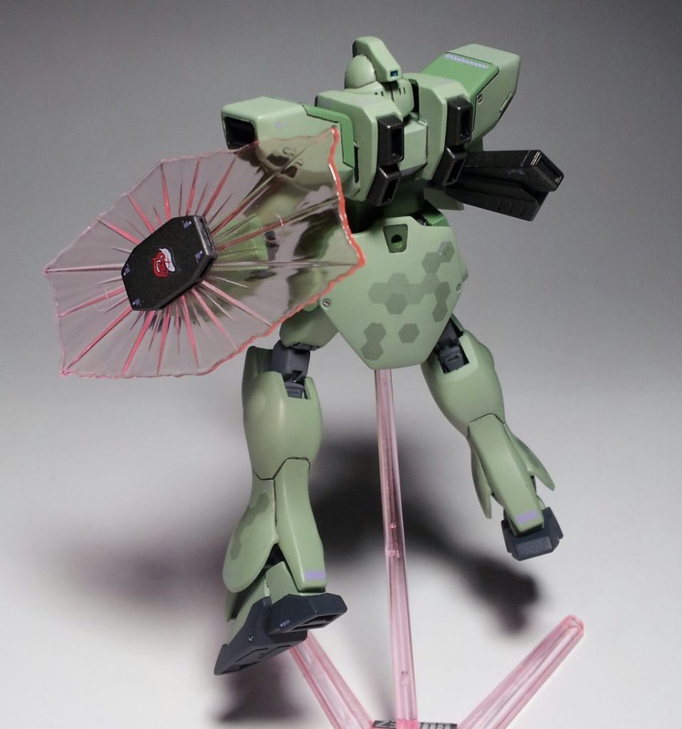 デカールはマーク関係はVガンダム武器セットから、コーションマークはガイアノーツ、広い面にはヘックス迷彩デカールを貼り付けています。