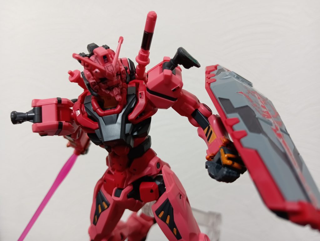 アクションベース7とセットで購入。頭、胸部、腰とめちゃくちゃ自由に動くのでポージングが決めやすいですね。シンプルにシールド構えつつビームサーベルを抜刀してる姿が個人的にはめちゃくちゃ好きです。