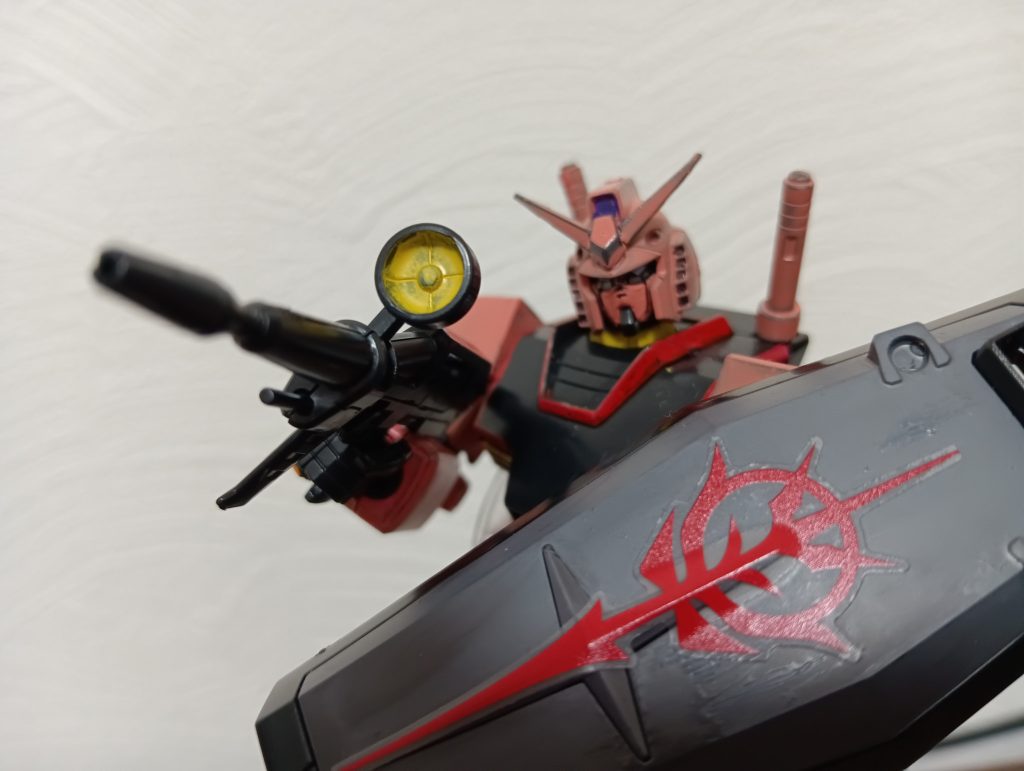赤いガンダムが欲しすぎて、もし仮に赤いガンダムがどこも即完売して買えなかった時に手元に何も無いと頭がおかしくなりそうな気がしたので、「赤いガンダムは買えなかったが、いや、俺にはこの自分で作った赤いガンダム風のガンダムがあるから大丈夫」と、精神的な安定を得る為にガンダムを改造しました。