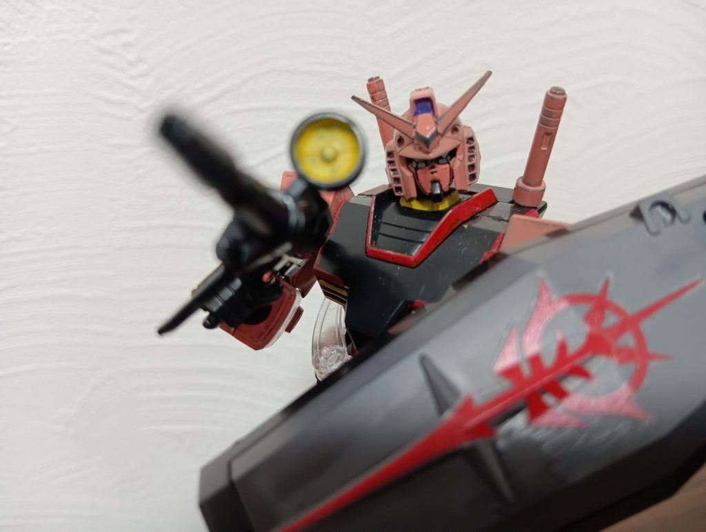 結局は、素晴らしい幸運に恵まれ、赤いガンダムを発売日に買うことができたので、その精神は守られました。