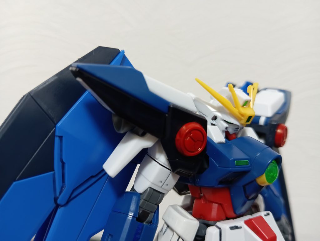 ツインバスターライフルとシールドはまだ組み立てていないので武装は今のところビームサーベルと正式名称は忘れた羽根ビーム砲のみです武装とシールド持ったら自立できるようになるかな