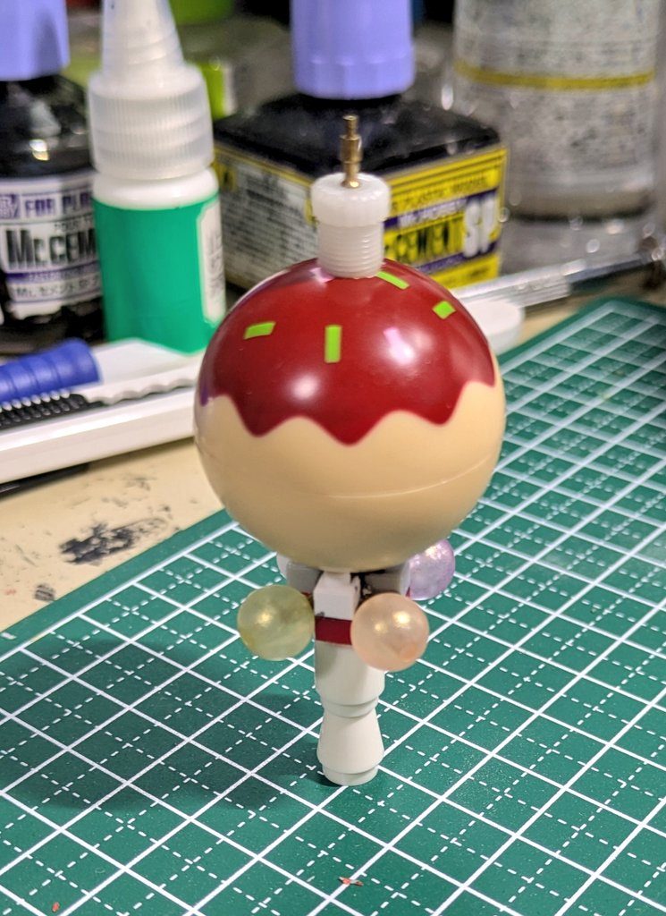 ビットは使い捨てライターの部品と、百均のタコ焼きのおもちゃ・ビーズ・ブロックでデッチ上げ。塗ればそれっぽくなるもんだ😁