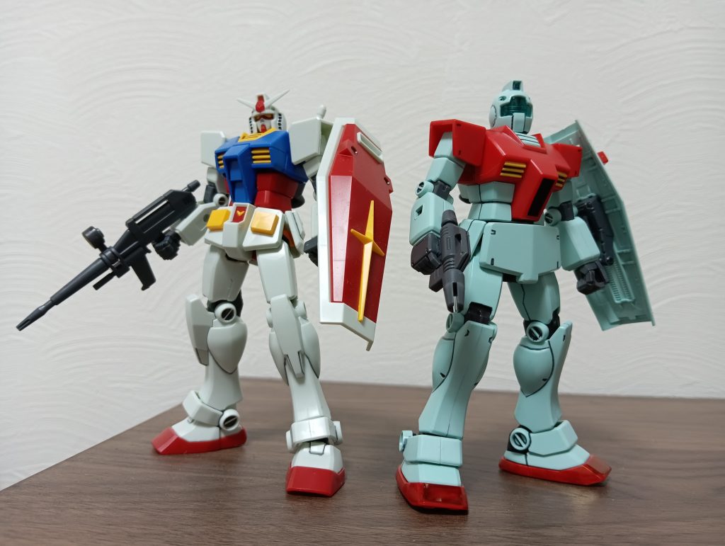 EGのガンダムと並べてみました。ちゃんとガンダムを元にして弱くしましたみたいなこのジムのデザインは本当に素晴らしいですよね