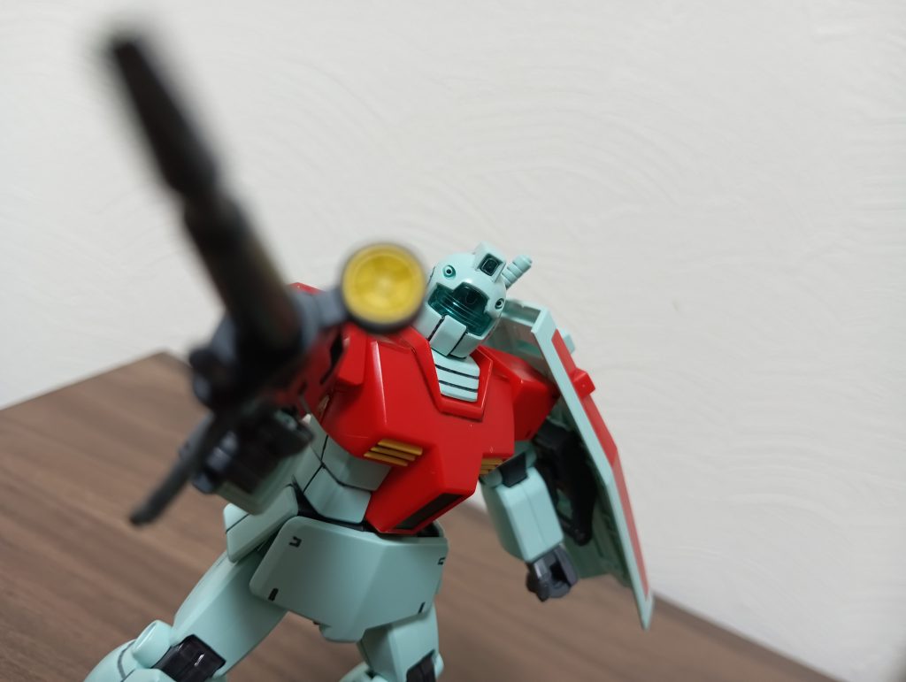 ガンダムの作品の中に一瞬だけビームスプレーガンじゃなくてビームライフル持ったジムがいるのあれ大好きなんですという訳でEGのガンダムからライフルを拝借して構えてみましたが、もしかしてこれはカッコいいのでは…!?