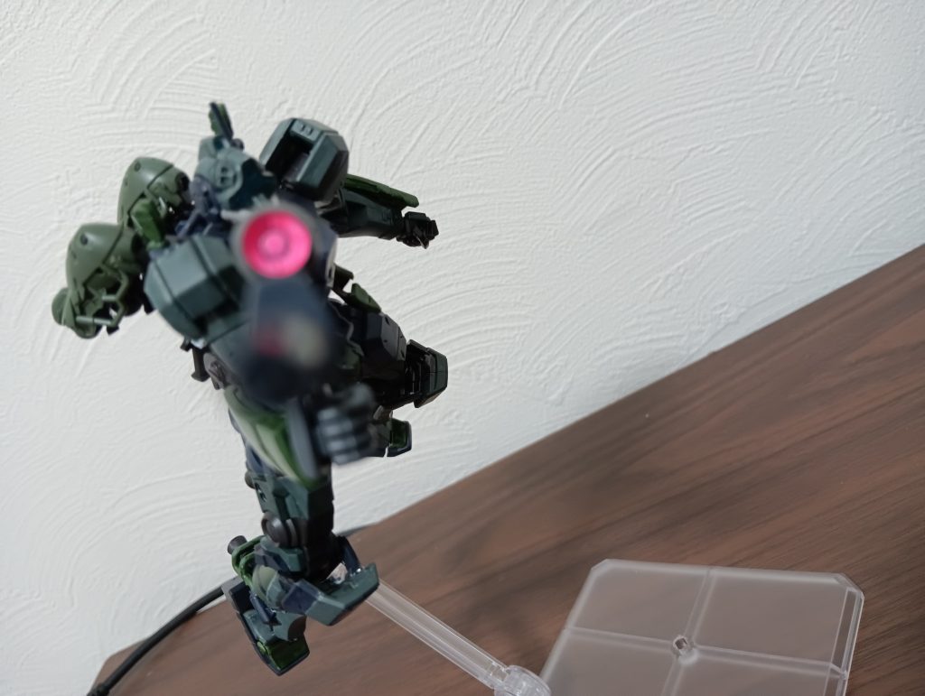 ちなみにそのままのジークアクス版ゲルググの手だとゲルググのビームライフルは持てないので、ビルダーズパーツの手を使用しています
