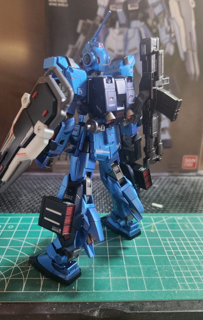 実はもう1つコトブキヤのアーマード・コアシリーズから武装を取り付けようと考えていましたが、サイズが違いすぎるため中止しました……技術力不足が悔やまれますですが、スラスターノズルの塗り分けはイメージ通りにできたと思います