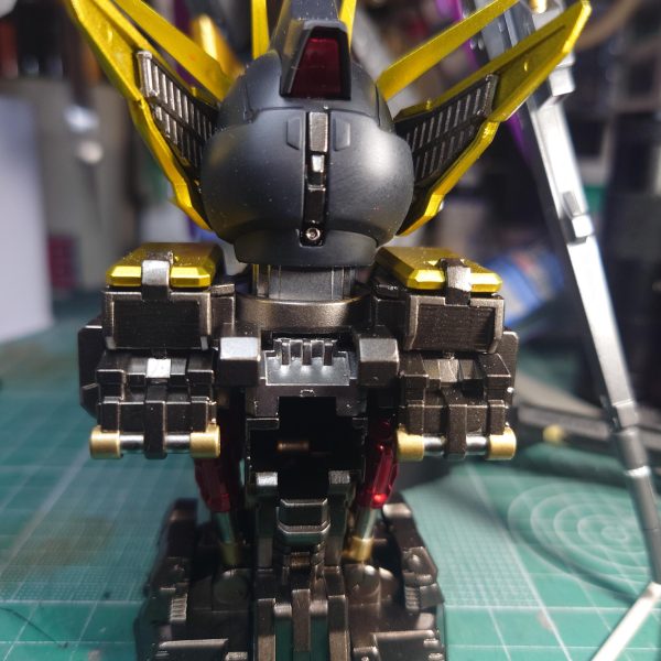 メカニカルバストのウイングゼロをリベリオンカラーに変更しました。工作は引け処理くらいしかしてません。カラーレシビF＝フィニッシャーズGガイアノーツ黒＝Fカーボンブラックグレー＝Gメカサフライトゴールド＝GエルドランゴールドにGクリアイエローでキャンディ白＝Fスチールホワイトガンメタル＝Fライトガンメタルゴールド＝F青金シルバー＝Gプレミアムメッキシルバー→研磨レッド＝Gプレミアムメッキシルバー→Gクリアレッド（2枚目）
