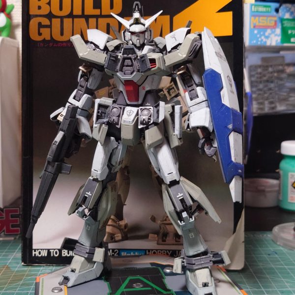 2025/6/2完成しました✨内部メカは・ウォーターラインシリーズの装備セット・コトブキヤのSMG・ホビージャパンのディテールパーツ・エバーグリーンプラ棒・0.5はんだなどを使用外装部裏はMSGとホビージャパンディテールパーツで装飾カラーリングはオラザク大賞取られたmatさんのカラーリングを参考にガルグレーで塗装ハッチ取り付けに1日費やすとは…戦艦パーツをシリンダーに見立てて瞬着やらセメントやらでペタペタ(途中接着甘くて外れてｷｰｰｰｰｰｰってなったのはガンスタ内だけの話で)ドライブラシとウェザリングマスターにスミ入れブラウンでサビ垂れしてトップコートで完成ベースはマスキングしてAGEシステムのマークをど真ん中に、スミ入れをガイアのエナメル蛍光グリーンでしたのでブラックライトで光ります。完成投稿また撮影してから〜ノシ（7枚目）