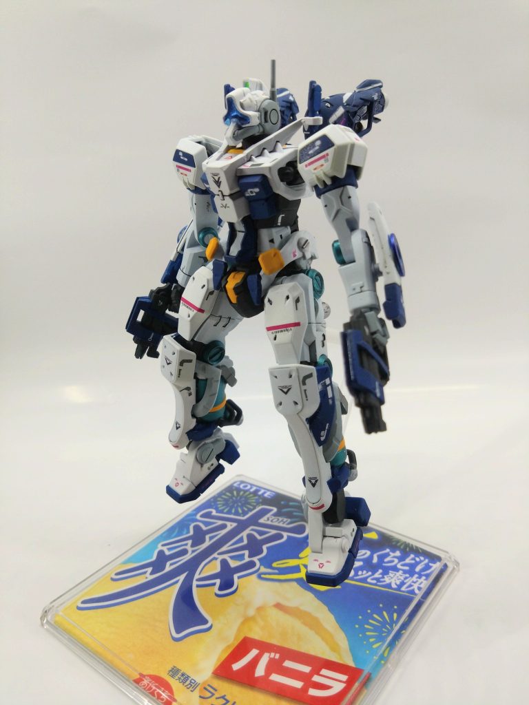 コレがゲルググだと言うならもう何やってもいいか〜⋯と、オリジナルカラーで時々やりたくなる勝手にコラボ企画。今回はロッテのアイス、爽バニラカラーにしてみました。爽やかだけど猟奇的を目指して。フタのサイズがピッタリでは無いですが丁度いい形でした。