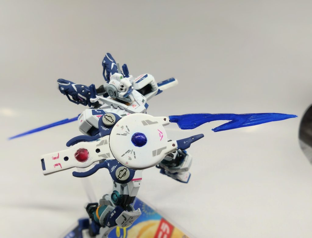 ジークアクスのビームサーベルが面白形態だったので、対抗できるような風変わりのサーベル(槍)を作りたかったんです。エアリアルだったかルブリスのエフェクトパーツを使用しました。薙刀じゃないんかーーーい!というツッコミお待ちしてます。