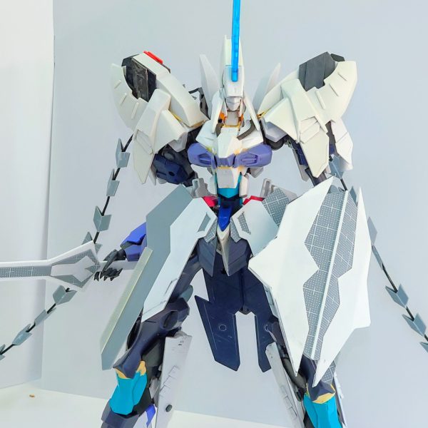 生存報告も兼ねた、オリジナルロボの続きです。前回からさらにジャンクパーツやプラ板をあーでもないこーでもないと付けたり外したりしながら、ようやく大まかな形ができました。さらにプラ板で、ほかの方々の見様見真似で盾と剣を自作しました。残るは細かい微修正と塗装です。牛歩のような進行ですが完成させたいと思います。（2枚目）