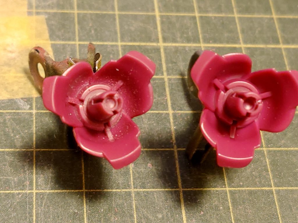 よーーーく見ると左の方はそこかしこ削りこんでます