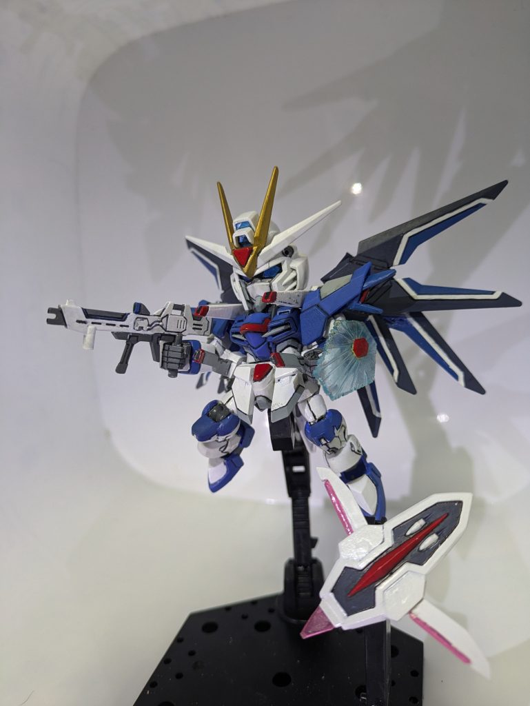 本来はオミットされているビームシールド含めたシールド展開ギミックや主に下半身の可動（腰部スカートは全て可動！脚部も股関節や膝可動もできるようにしてます）そしてハイマットフルバーストをできるようにしています