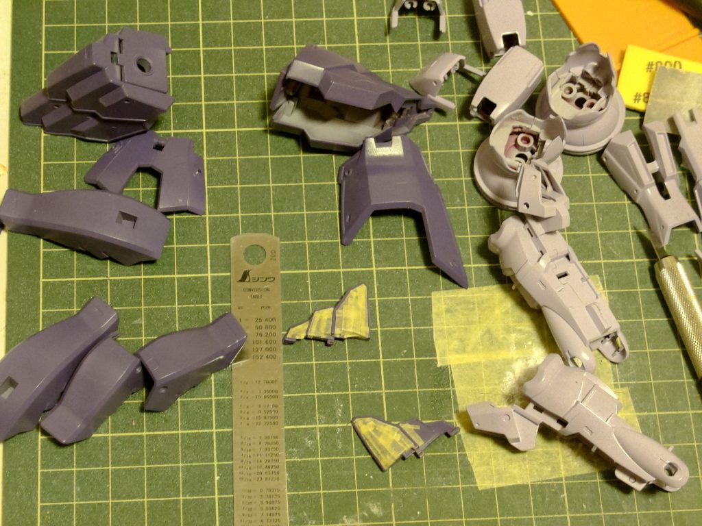 エングレービングはエナメル黒を擦ればいいけど、紫部分はマスキング地獄