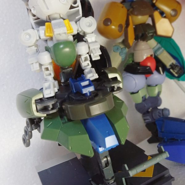 ほぼほぼガンプラを切った貼ったで三姉妹作ろうと思い付きで作っています。大まかには出来ているので塗装までがんばりたい（3枚目）