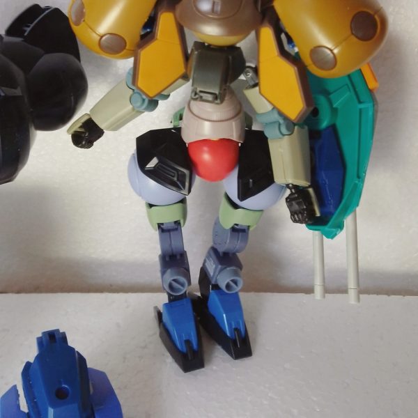 ほぼほぼガンプラを切った貼ったで三姉妹作ろうと思い付きで作っています。大まかには出来ているので塗装までがんばりたい（4枚目）