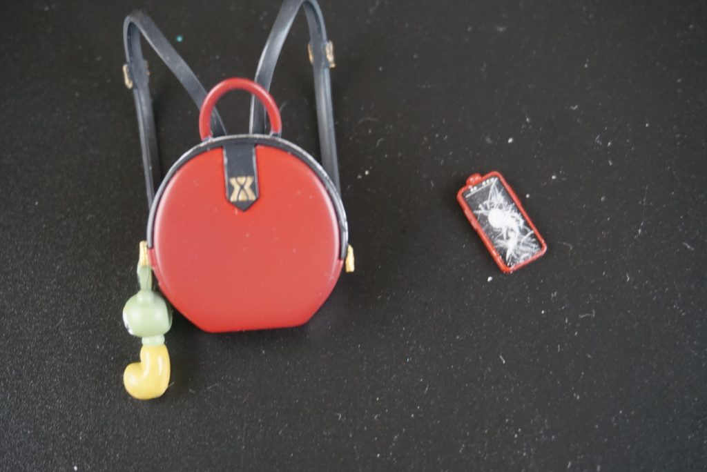 小物関係は頑張りました携帯のヒビ表現はレジン固めてデザインナイフで傷をつけましたカバンもぱっとみは塗装頑張ってます