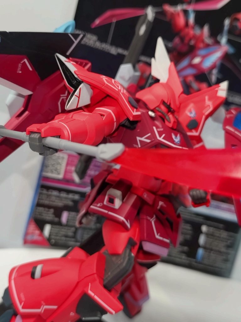 見えづらいですが今回のちょっとこだわりポイント。左右の腰バーニア部分綺麗に塗れた。ありがとうございました。