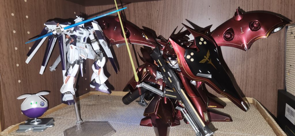 最後にハイニューさんと共演してみたり。土台は塗装用の猫の爪研ぎ。最後まで見てくれたあなたに幸運が訪れることを切に願っています。