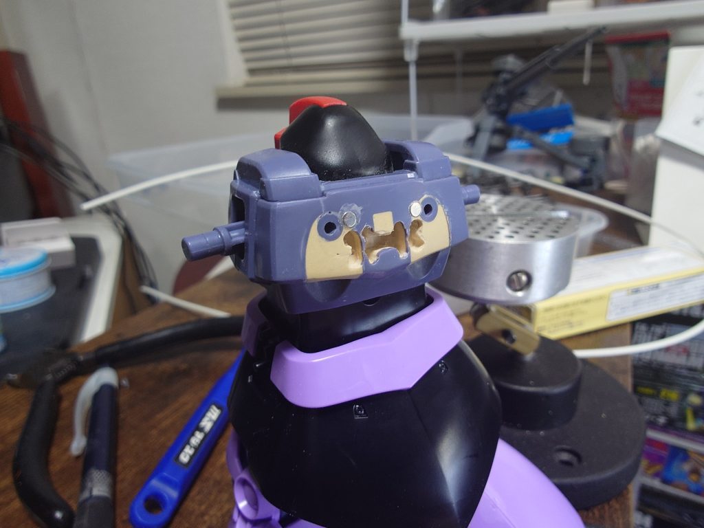 キットのザクからバックパックをぷんどりますが、ザクにも戻せるようにバックパックはほぼ無加工に。磁石でつけるようにしました。