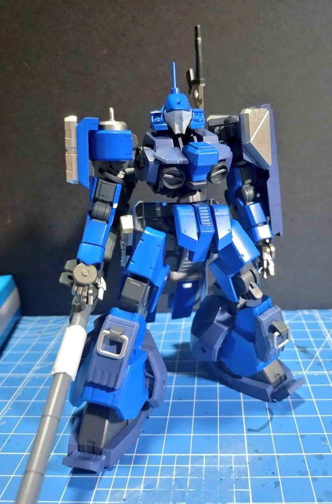 ・塗装後使用した塗料はメカサフライト、ヘビーが下地でウルトラブルー、アイアンブルー、フロストマッドブラック、SBジュラルミンを吹いてます。その後に水性マーカーで細部を塗装しました。 