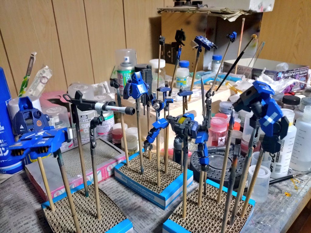 ・仕上げ水性マーカーでの塗り分け後に光沢を吹きデカールを貼り半光沢を吹き、スミイレ兼ウェザリング作業をしました。そしてつや消しを吹きウェザリングマスター後に再度つや消しを吹いて完成です。