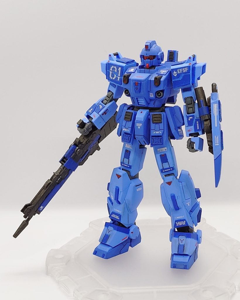 プラ板やディテールアップ用パーツを色々貼り付けてます。濃いブルーの部分が大体そうです。デカールやシールはなるべく左右非対称にしました。試作機の不安定感があって良いかなと。スジボリとウェザリングは結局塩ひとつまみくらいしかやりませんでした。結構大変・・・