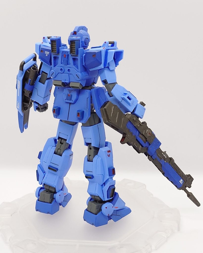 後ろは少しだけディテールアップパーツ貼ってます。あんまり見ないからね。あと股関節にジョイントパーツ入れて足が少し伸びてます。