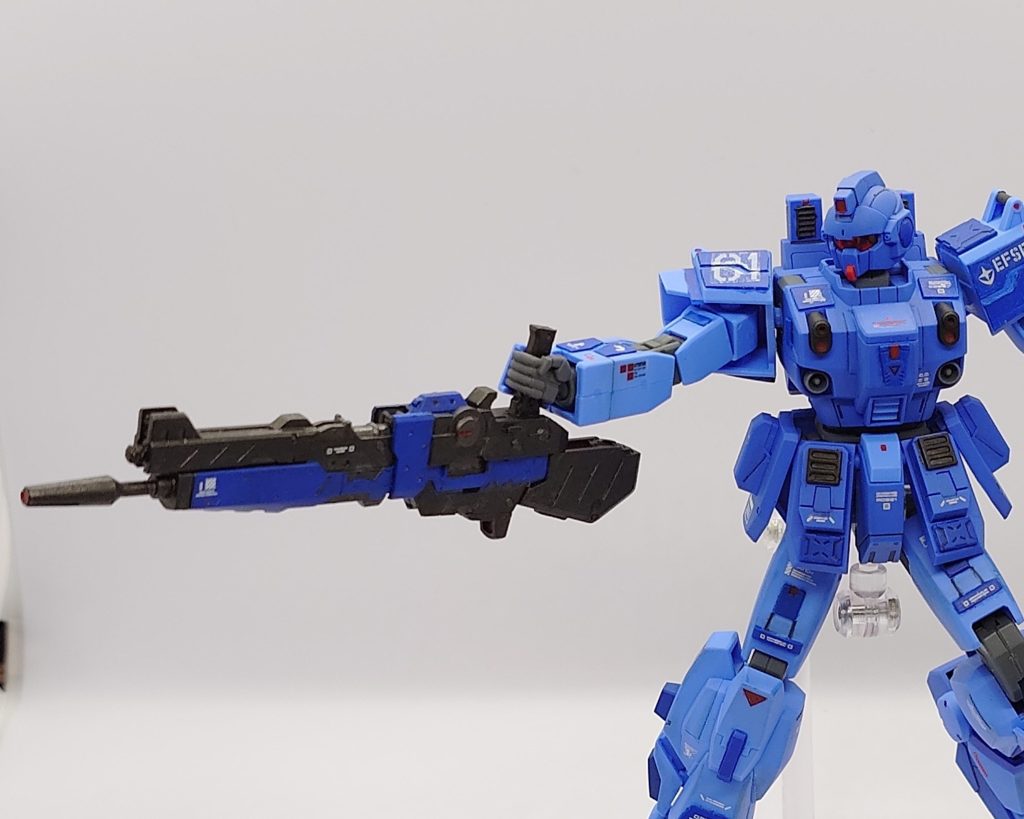 付属のマシンガンがちんまりしてたので、コトブキヤ製の武器を持たせました。ついでに逆手持ちにしました。