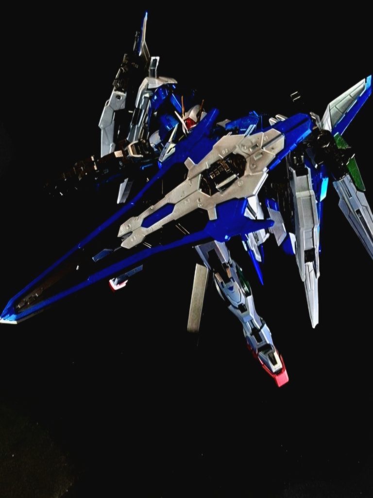 GNビームマシンガンザンライザーのサイドバインダーの内側に1門ずつ内蔵されている速射式のビーム砲。GNマイクロミサイルザンライザーのサイドバインダーの外側に4門ずつ、計8門を装備している実弾兵器。デュナメスなどに装備されている物を小型化した物だが、威力は同程度。GNバスターソードIIIザンライザーの機体上部に2本装着されている大型の実体剣。合体させて1本の大型GNバスターソードとしても使用可能。これは従来のGNバスターソードが大型である為に使いどころが限られてしまう事から考案された機能である。