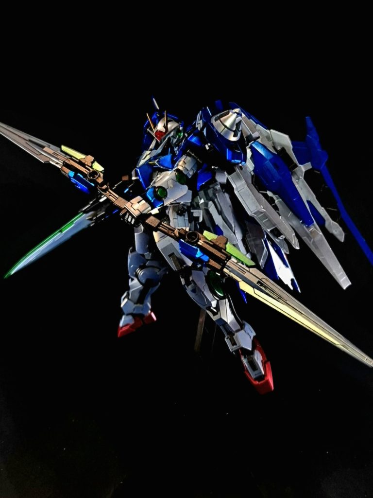 特殊機能 編集ツインドライヴシステム2基のGNドライヴを同調させる事で粒子生産量を2乗化させるシステム。しかし、起動条件が非常に厳しく、GNドライヴ同士の相性が悪いと起動しない上、安定性も悪いという欠点がある。トランザムシステム起動と共にイオリア・シュヘンベルグからもたらされた理論を基にして開発され、一番相性の良い0ガンダムとガンダムエクシアのGNドライヴを搭載し、さらにトランザムを使用する事でようやく安定稼働領域に達した。その後もシステムの不安定さに悩まされていたが、支援機であるオーライザーに搭載された制御システムによって安定化に成功した。