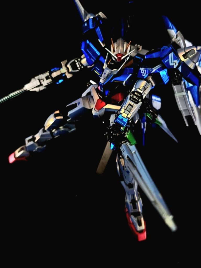 武装・必殺攻撃 編集GNビームサーベル腰部に2本マウントされているビームの剣。GN粒子で形成された刃で敵機を溶断する。刃の長さを調節可能で、GNビームダガーとしても使用できる。GNソードII本機の主兵装。ザンライザーのアームに1本ずつマウントされている。エクシアのGNソードを発展させたものであるが、形状はどちらかというとGNブレイドに似ている。ソードモードとライフルモード、ビームサーベルモードの3種類に変形可能。ライフルモード時の攻撃力も高くなっており、戦艦を一撃で撃沈する事も出来る。また、2本を連結して使用する事も可能で、「GNツインランス」等と呼ばれる。GNバルカンザンライザー本体に4門内蔵されている近接防御用の武装。本形態時には使用されない。