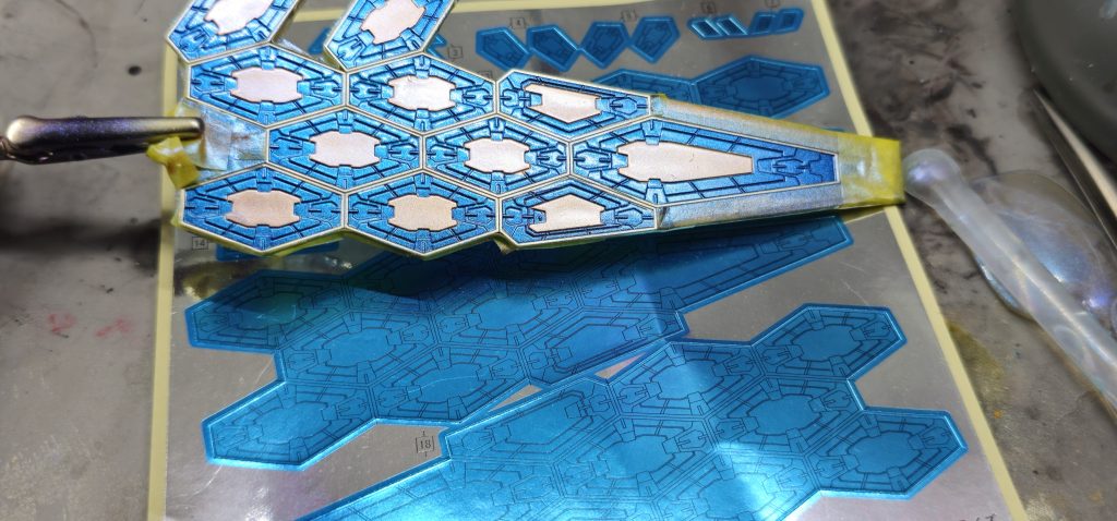 意図したわけではないですが、平面で見ると付属シールとほぼ同じ色合いになりました。