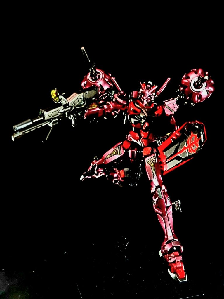 武装・必殺攻撃 頭部バルカン頭部両側面に2門搭載された実体弾砲。複数の砲身が回転しながら弾丸を射出する構造で、優れた連射性能を誇る。給弾は首元の弾倉から給弾ベルトを介して行われ、発射時には弾丸と共に薬莢も外部に排出される。