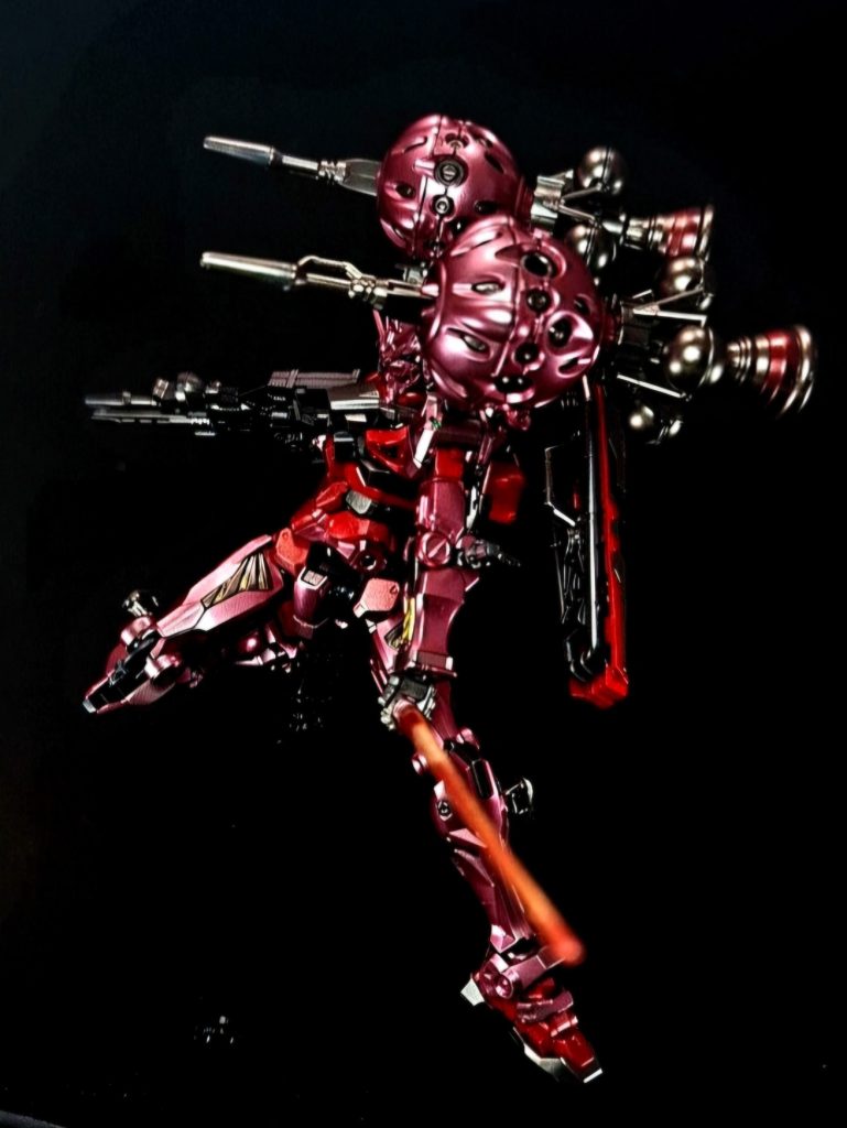 ビーム・サーベル背部ランドセル(バックパック)に装備された高出力ビーム兵器。肩部上に突き出るようにマウントされており、使用時にはマニピュレーターで素早く引き抜くことが可能となっている。