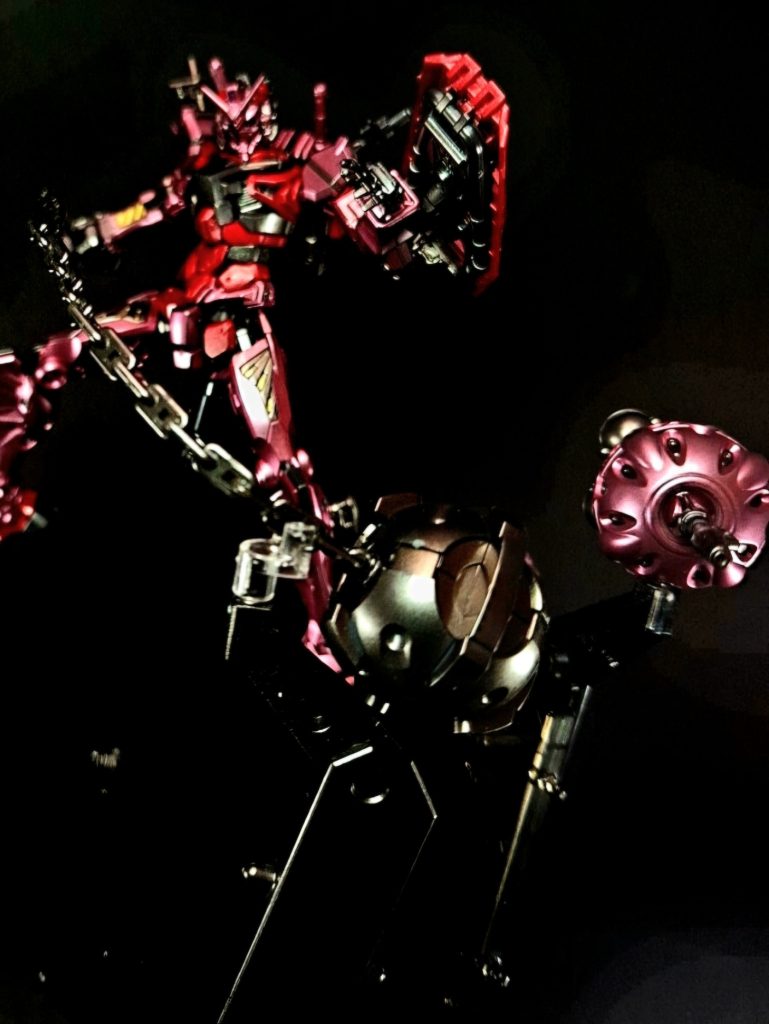 ハンマースラスター付きの鉄球が先端に取り付けられた格闘兵装。グリップとはチェーンで繋がれており、鉄球を敵機にぶつけたり、チェーンで捕縛したりすることができり。シュウジ搭乗時に装備していたが、シイコ・スガイのゲルググのビームを防ぐ盾として使用した際に破壊された。