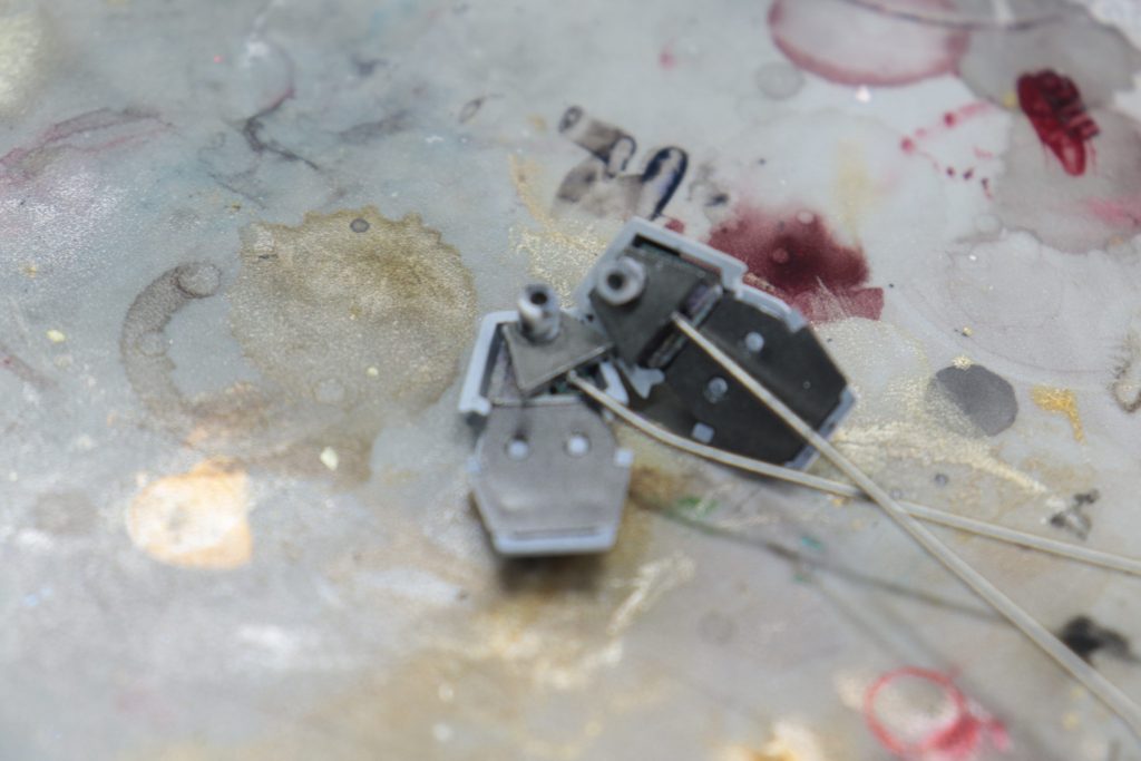 ワイヤは元々腰に接続用のディテールパーツを作成していたのですが、ワイヤのテンションでポロリしまくるので急遽サイドスカート装着する方式へ。適当に切り出したプラ版にワイヤがハマるような溝を掘りはめ込み接着しました。これでポロリはせず、本体の稼働に連動し稼働、バックパックを外す際も簡単に取り外しがかのうとなりました。