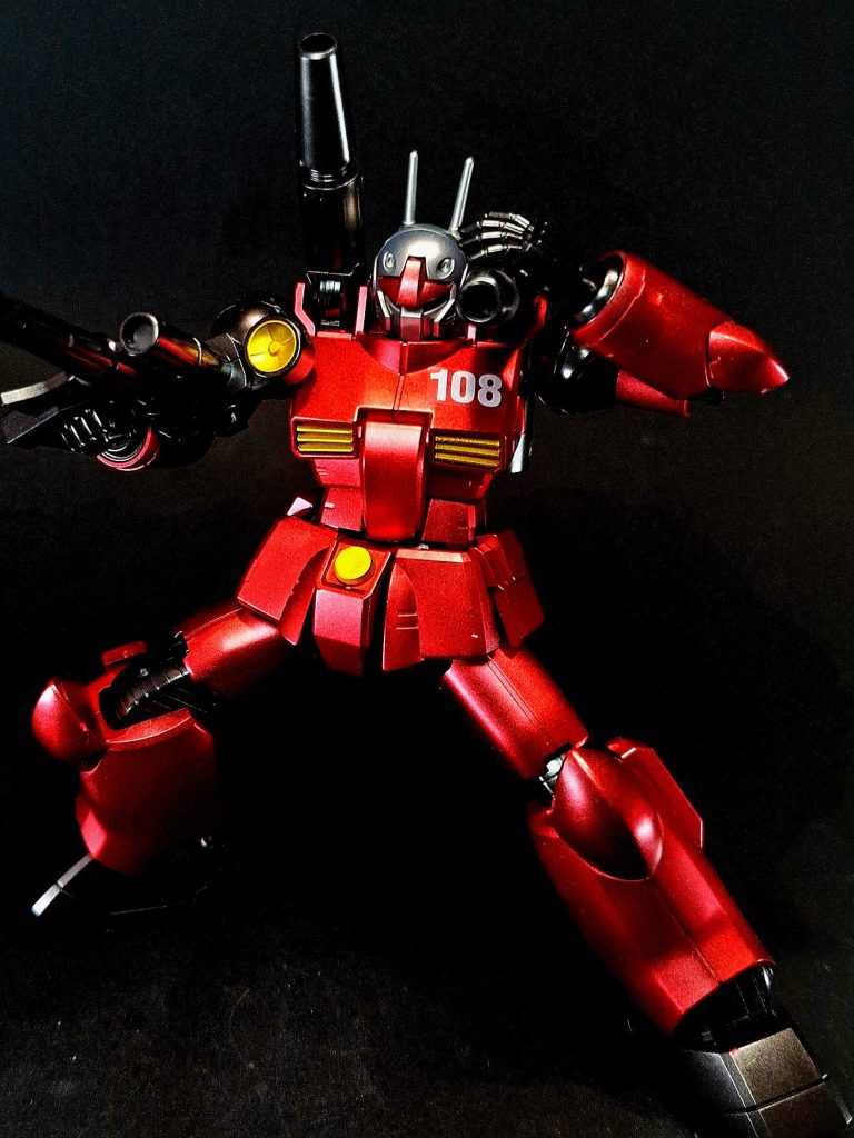 240mm低反動キャノン砲炸薬によって実体弾を発射する低反動砲。火器としての信頼性が高く、ビーム兵器のように大気によって威力が減衰することもなく、重力下では弾道砲撃も可能。ガンタンクの120mmキャノン砲より大口径・短砲身な為、有効射程は短かったとされる。それでもザクIIの装甲を貫通する威力を持ち、更に砲身に強制水冷ジャケットを装備した事でザク・マシンガンに匹敵する発射速度を実現した。装弾数は左右合わせて40発。装薬には液体炸薬を採用し、弾体をAパーツ、装薬部をBパーツにそれぞれ搭載する構成を採っていたとされる。