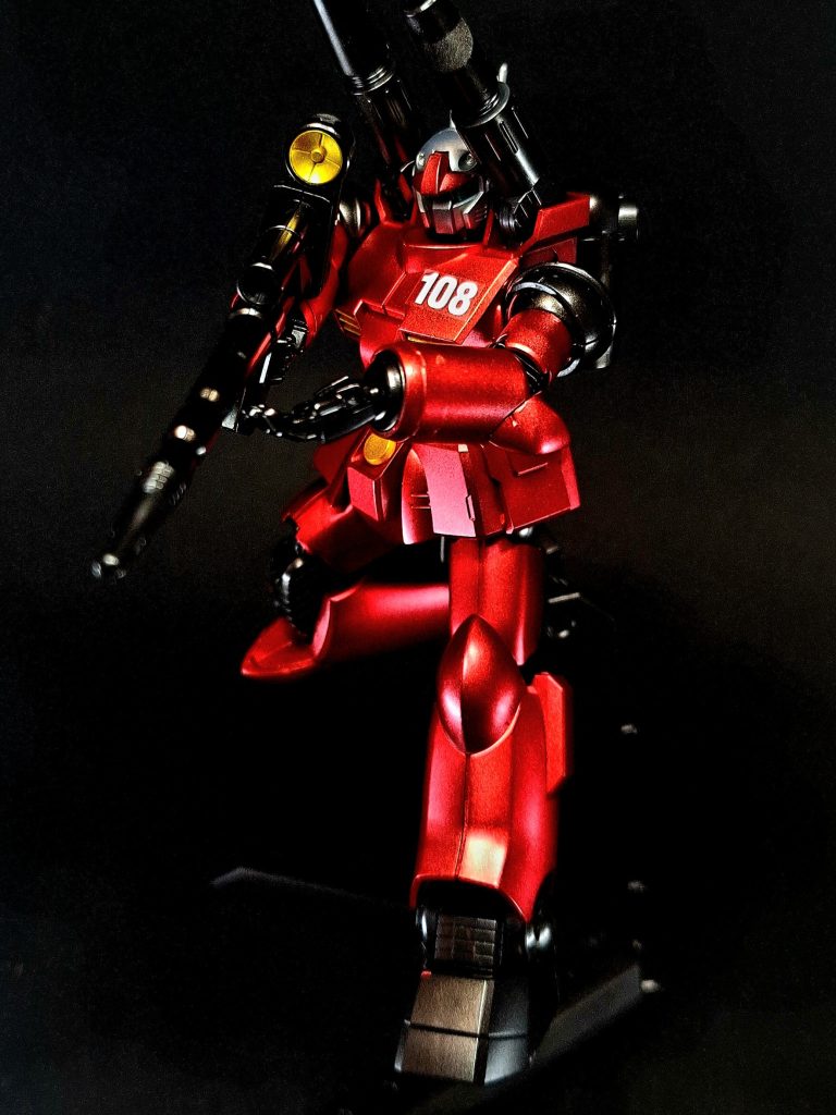 開発に際して連邦軍初の二足歩行機「RXM-1」のデータがフィードバックされたと言われ、またザニーによって頭部モジュール部分が先行運用され、頭部バルカン砲の装備などの仕様が策定されたとされる。ガンキャノンは中距離帯での砲撃戦を想定した機体であった為、機動性よりも耐弾性を重視しており、その装甲強度はリック・ドムのジャイアント・バズの直撃にも耐えるなど、MSとしては破格の装甲強度を誇っていた。コアブロックシステムの採用によって胴体部の装甲の繋ぎ目が脆弱になるという欠点を有していたが、積層装甲の採用によってこれを補っている。特に不整地などにおける低姿勢からの砲撃は、対抗面積が小さいため被弾率も低く、強固な装甲とも相まって多大な戦果をもたらした。