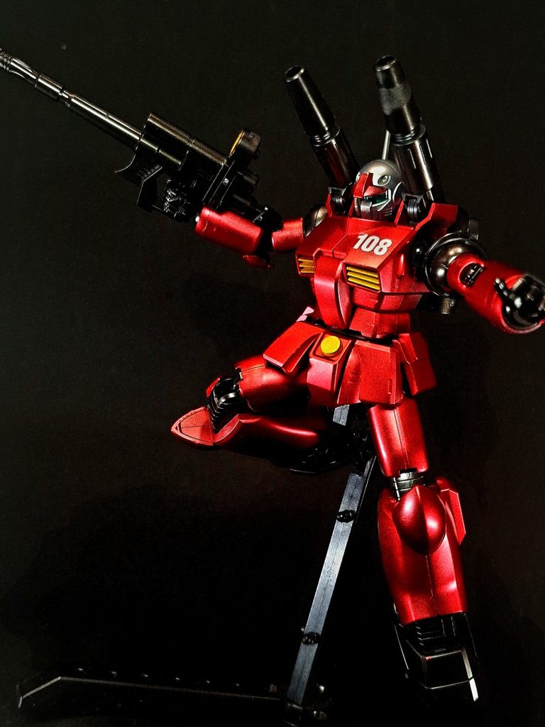 上半身はコア・ファイターとのドッキング機構とキャノン砲の機関部およびスラスター基部によって構成され、腕部の可動構造のほとんどは肩部自体に内装され、ボディ側の構造は基部のスイング機構程度で、ショルダーアーマー自体も特殊な形状となっている。マニピュレーターはガンダムに装備されているものと機能的にはほぼ同等だが、レスポンスよりはトルクを優先した調整が施されている。支援砲撃という役割からガンタンクとの戦術用途の重複が指摘されるが、ガンキャノンは人型をしたMSとしての機能性の面でより高度な運用柔軟性[1]を発揮。実戦での有用性の高さから固定火器を搭載する「支援用MS」というジャンルを確立し、連邦・ジオン双方でそのコンセプトに倣った機体が複数開発されており、MS開発史のターニングポイントの一つとなっている。しかし、ガンキャノン自体はコアブロックシステムの搭載によって生産性が低下しており、ザクIIの4倍という膨大な生産コストを要する事になった為、本格的な戦力化には設計の簡易化が必要となり、結果ジムを母体とするジム・キャノンの誕生に繋がる事になった。