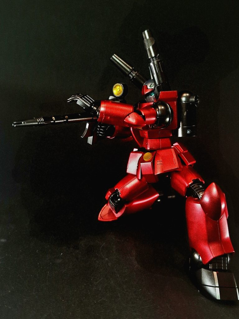 XBR-M-79a ビーム・ライフルボウワ製[2]の専用ビーム・ライフル。ガンダムのXBR-Mタイプとは別設計のXBR-Lタイプのデバイスを装備している。当初はジェネレーター出力の問題から搭載は見合わされていたが、ルナツーでの改修により使用可能となった。射程距離は30km。ガンダム用の物と比較すると取り回しは悪いが、照準精度や射程に優れ、遠距離からの精密射撃に用いられた。戦闘によっては装備しない場合もあった。
